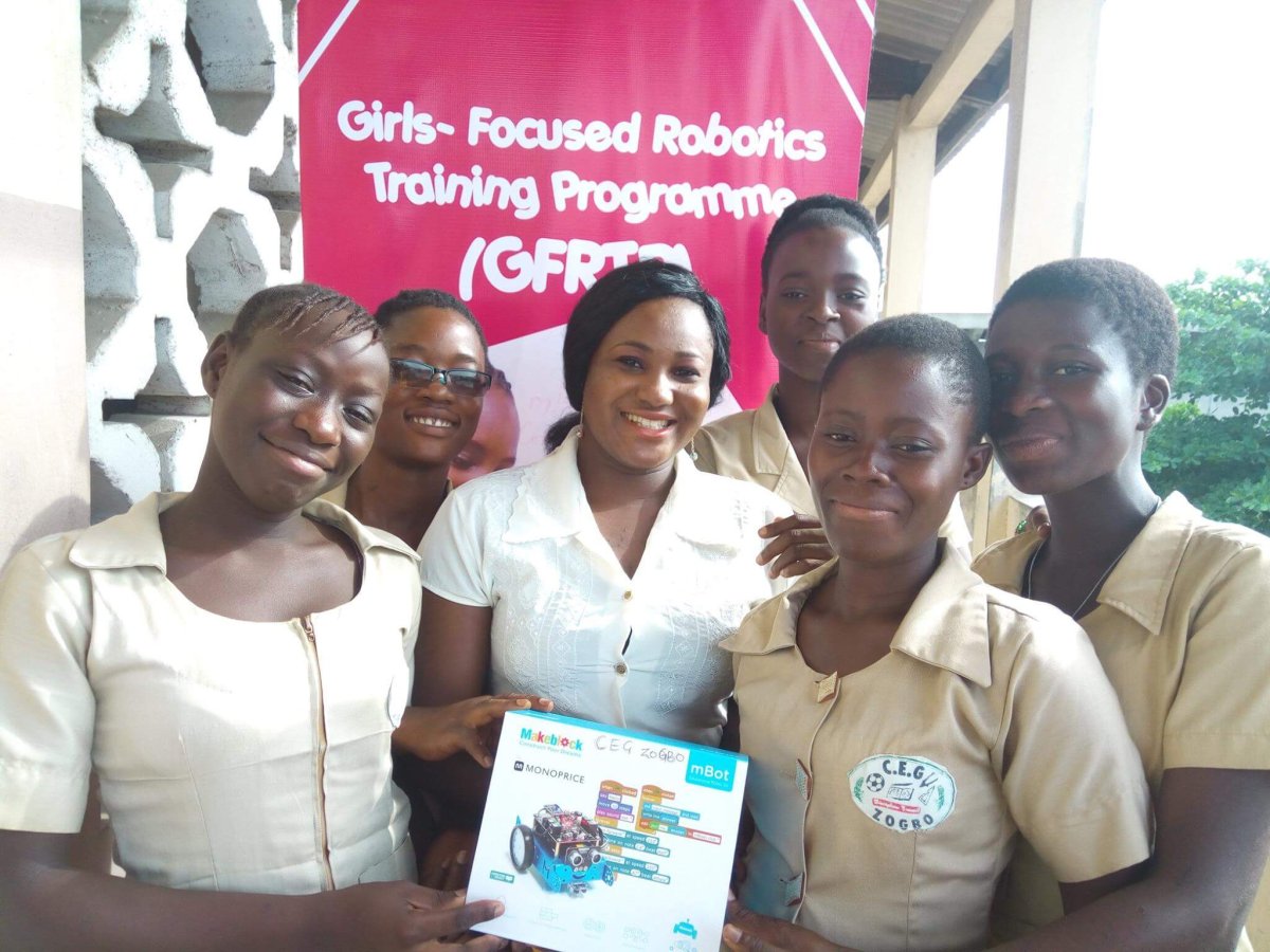Rachael Orumor avec de jeunes participants à une activité FemCoders au Bénin